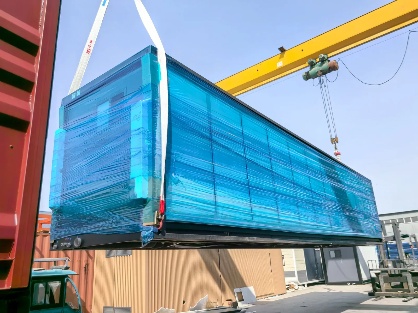 20ft expandable house being lifted during export loading