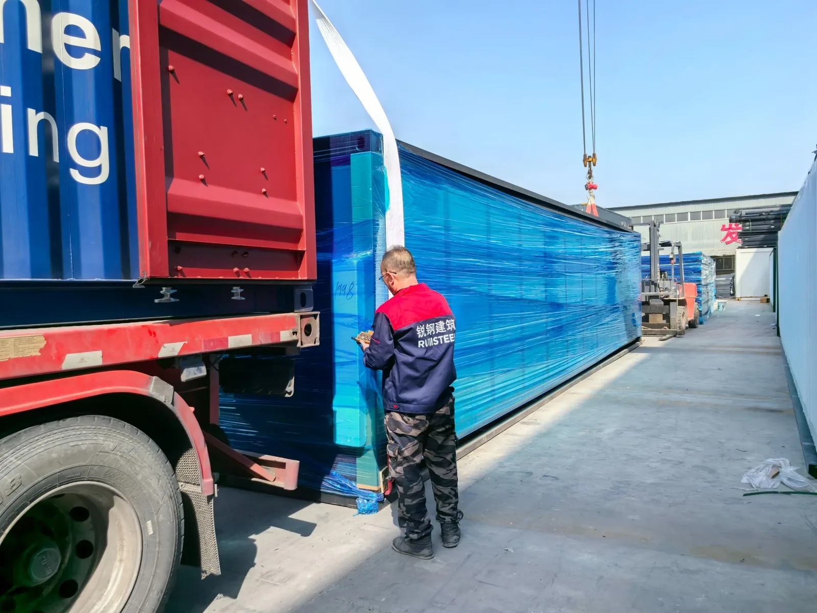 20ft expandable house being positioned for container loading