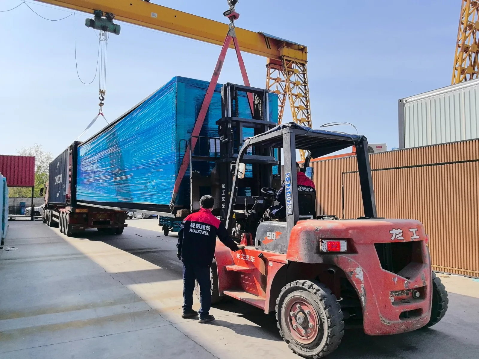 20ft expandable house forklift-assisted loading process